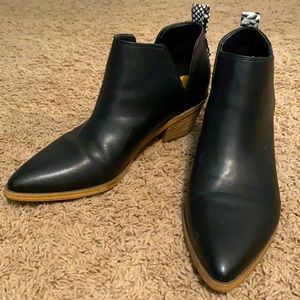 Nine West cut out ankle boot Size 8